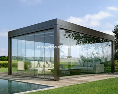 Pérgola elétrica externa com venezianas e portas de vidro, com cortinas zip à prova de vento